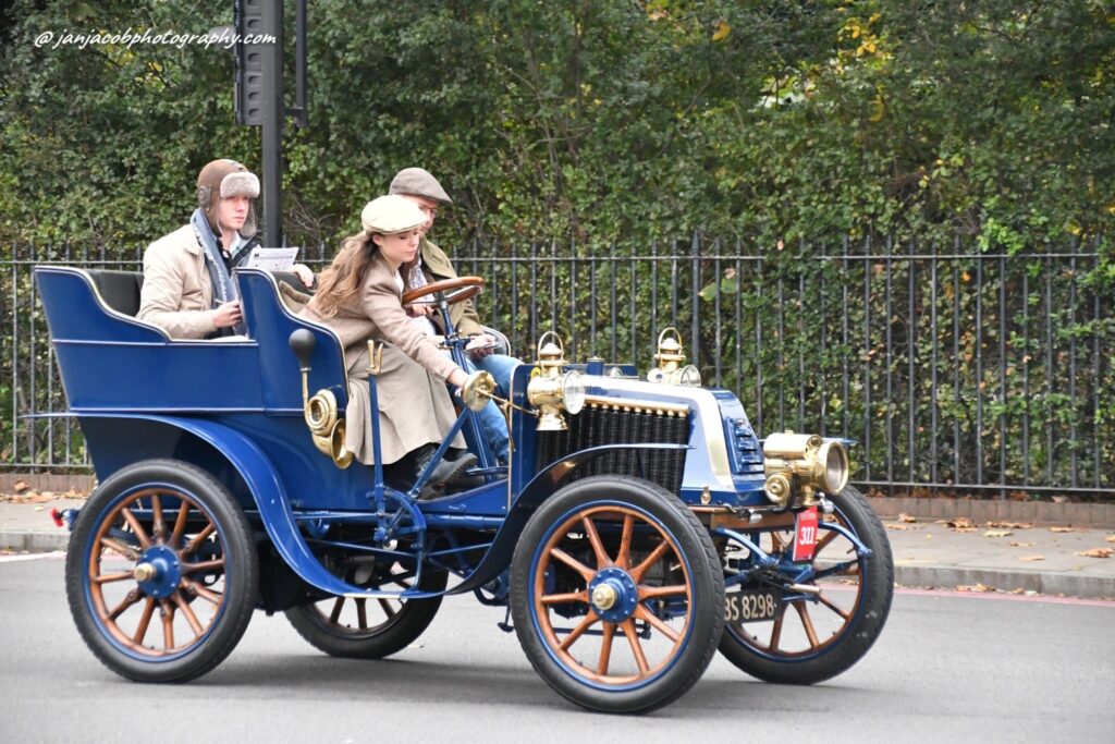2024 London To Brighton Old Car Run - cars near Kennington Park, Oval, London