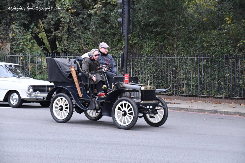 London To Brighton Antique Car Run 2024 - cars near Kennington Park, Oval, London